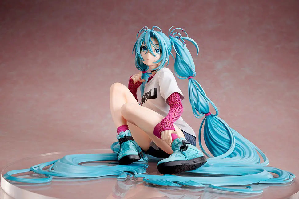 初音ミク×米山舞 The Latest Street Style 'Cute'
