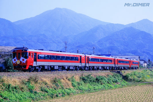【MDR graph】＜お召列車に3回抜擢！キハ185の正面に、悠然とたなびく日本国旗＞