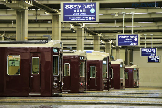 【MDR graph】＜整列。阪急大阪梅田駅、マルーンの伝統が美しい＞