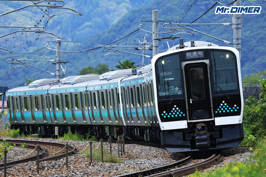 【お尋ね】JR東日本通勤電車のスカートは、なぜ”グレー”から”黒”になった？