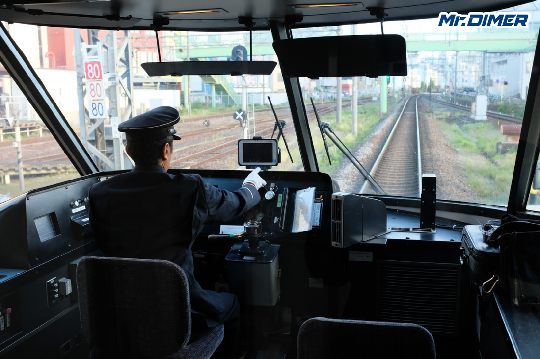 【新品ほどダサい？】なぜベテラン鉄道員の制帽は“潰れている”のか