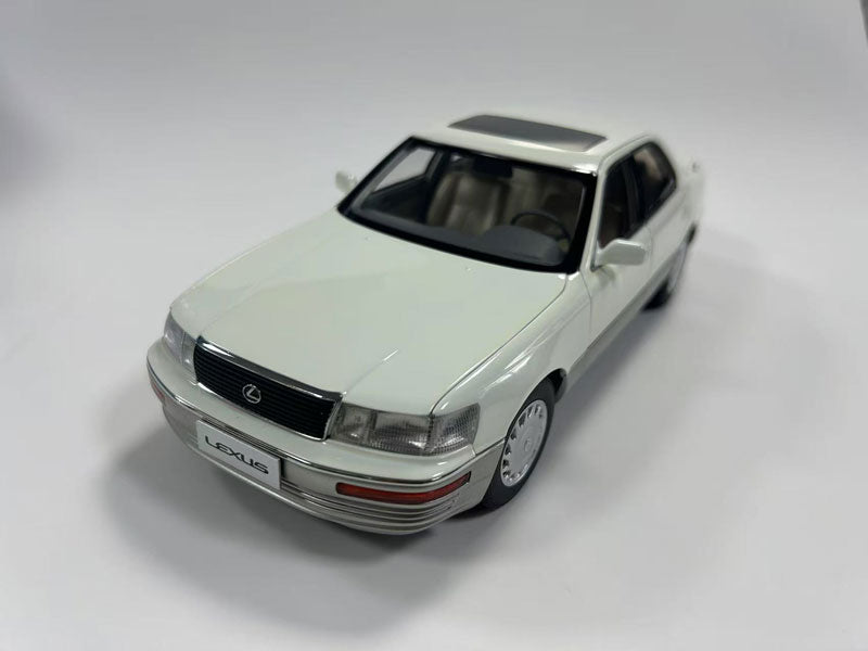8230811W XiaoGuang MODEL 1/18 レクサス LS400 1993 ホワイト